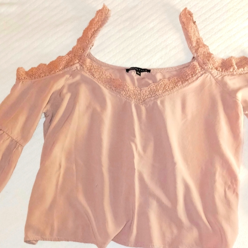 Kendall and Kylie Lomg Sleev Cold ShoulderTop SZ Large Dusty Pink.